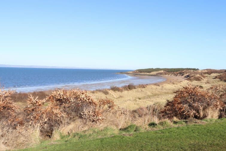 Vue panoramique de la plage de Gullane en Écosse avec ciel nuageux et sable fin