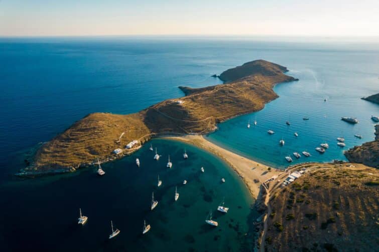 Vue panoramique de l'île de Kythnos, Cyclades, Grèce, montrant maisons traditionnelles et paysage maritime