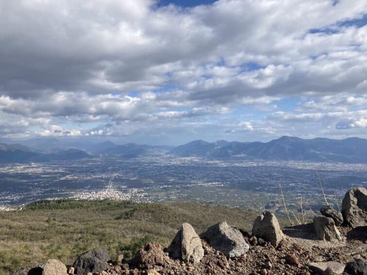 Vue panoramique depuis le sentier Strada Matrone à Naples, montrant des sentiers de randonnée et le paysage environnant