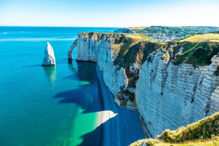 Vue panoramique des falaises d'Étretat sur la côte d'Albâtre en France