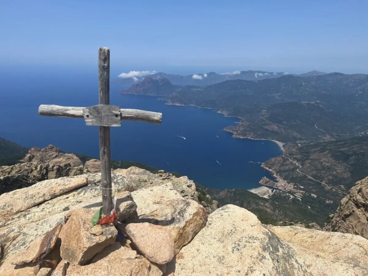 Vue panoramique du Capu d'Orto avec ciel bleu et végétation montagneuse