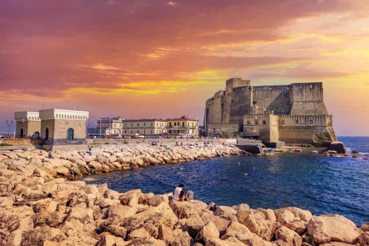 Vue panoramique du Château dell'Ovo à Naples, Italie