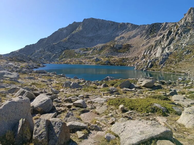 Vue panoramique du Monte Renoso avec ciel dégagé et paysage montagneux