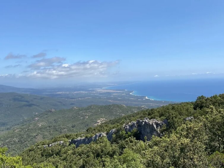 Vue panoramique du Monte Santu lors d'une journée ensoleillée, montrant des paysages de montagne escarpés et des vues à couper le souffle