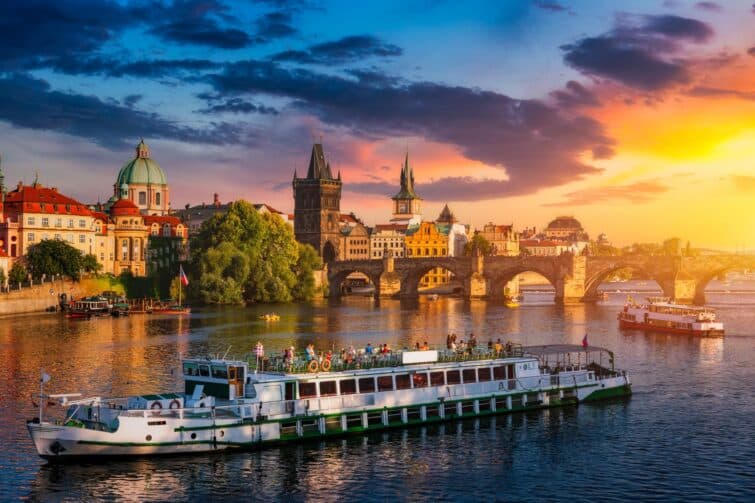 Vue panoramique du Pont Charles et de la croisière sur la rivière Vltava à Prague, République tchèque