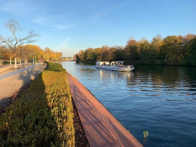 Vue panoramique du Spree traversant le Grand Tiergarten à Berlin