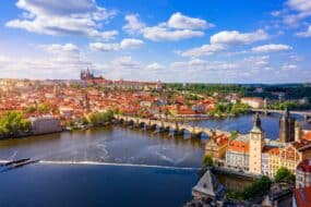 Vue panoramique du château de Vyšehrad surplombant la rivière Vltava à Prague