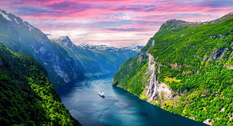 Vue panoramique du fjord de Sunnylvsfjorden, célèbre fjord de Geiranger, Norvège, avec une croisière au milieu des montagnes vertes