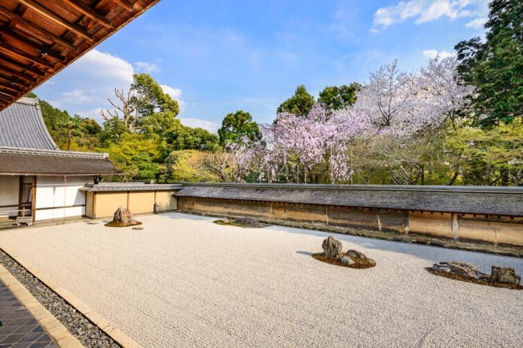 Vue panoramique du jardin zen du temple Ryoan-ji à Kyoto, Japon, célèbre pour son arrangement minimaliste de roches et de sable