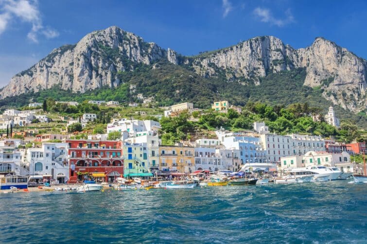 Vue panoramique du port de l'île de Capri, paysage de la baie de Naples