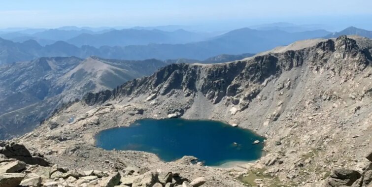 Vue panoramique du sommet de Monte Rotondo couvert de neige