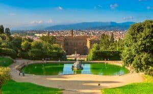 Vue panoramique sur Florence depuis les jardins de Boboli avec Palazzo Pitti en arrière-plan