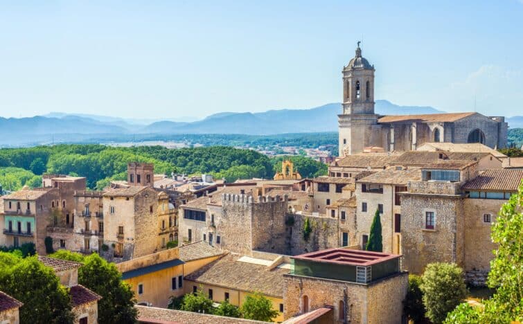 Vue panoramique sur le quartier médiéval de Gérone avec le clocher de l'église Santa Maria