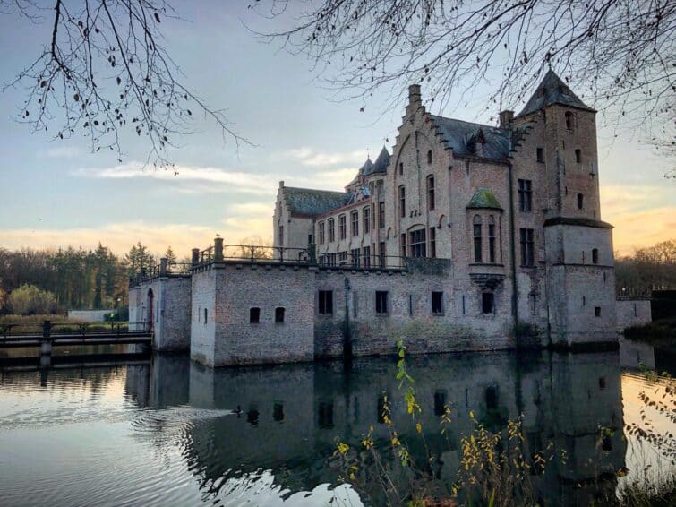 Vue pittoresque de Bruges en Belgique, montrant le parcours pédestre des trois châteaux en automne