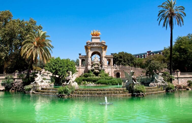 Vue pittoresque du Parc de la Ciutadella à Barcelone, montrant des chemins, de la verdure et des sculptures.