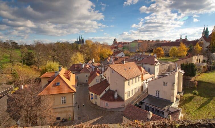 Vue pittoresque du quartier de Nový Svět à Prague avec ses ruelles étroites et maisons colorées