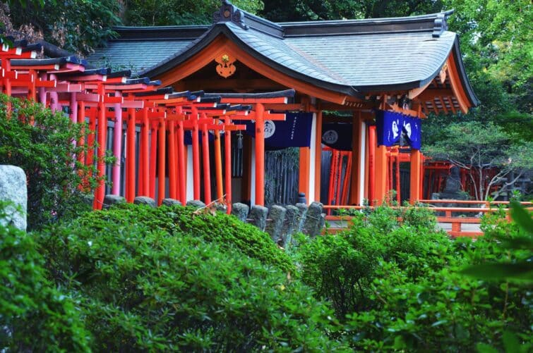 Vue pittoresque du sanctuaire Nezu-jinja avec des torii rouges et de la verdure, Tokyo, Japon