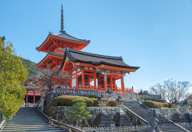 Vue pittoresque du temple Kiyomizu-dera à Kyoto, célèbre pour sa grande terrasse en bois et sa vue panoramique