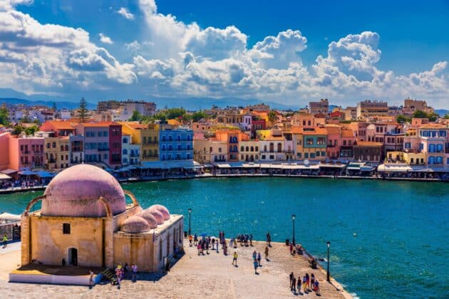 Vue pittoresque du vieux port de La Canée avec le phare en Crète, Grèce