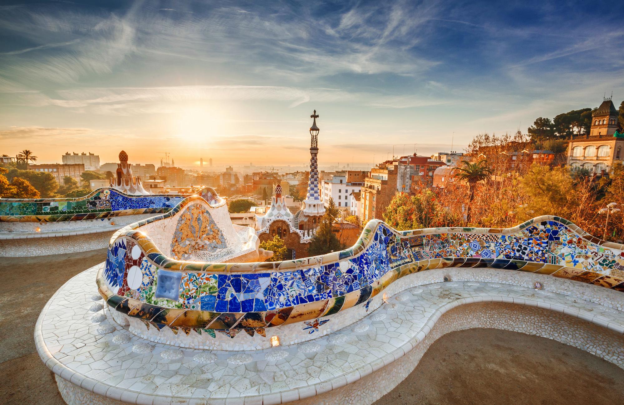 Vue sur Barcelone depuis le parc Güell au lever du soleil