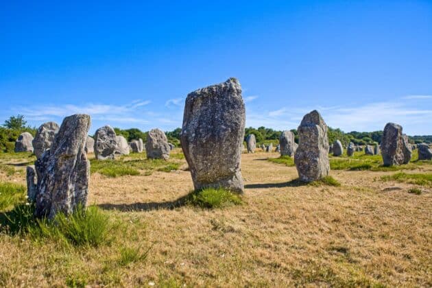 alignements de Carnac sous la lumière du soleil