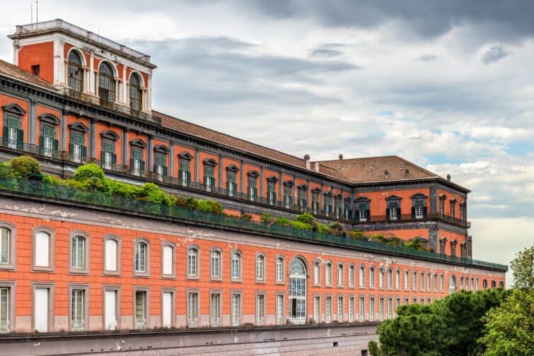 alt=Vue extérieure du Palais Royal de Naples, Italie