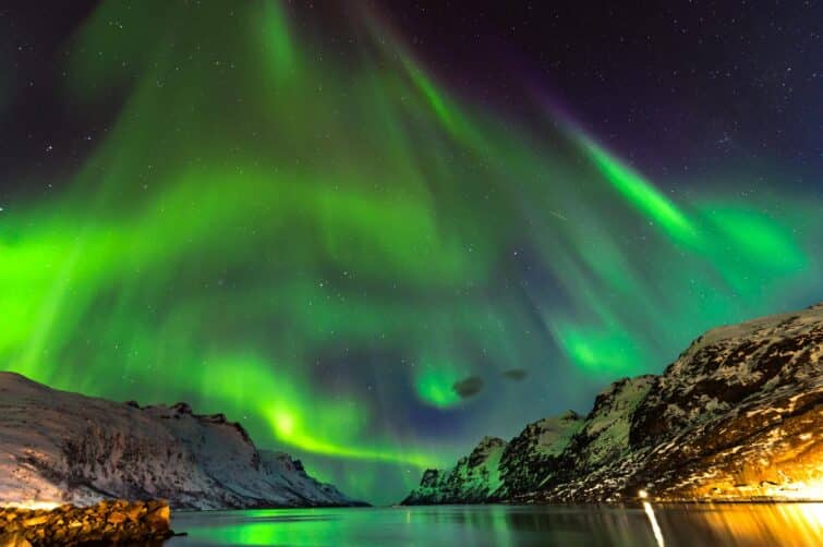 aurores boréales illuminant le ciel nocturne pendant une croisière à Tromso, Norvège