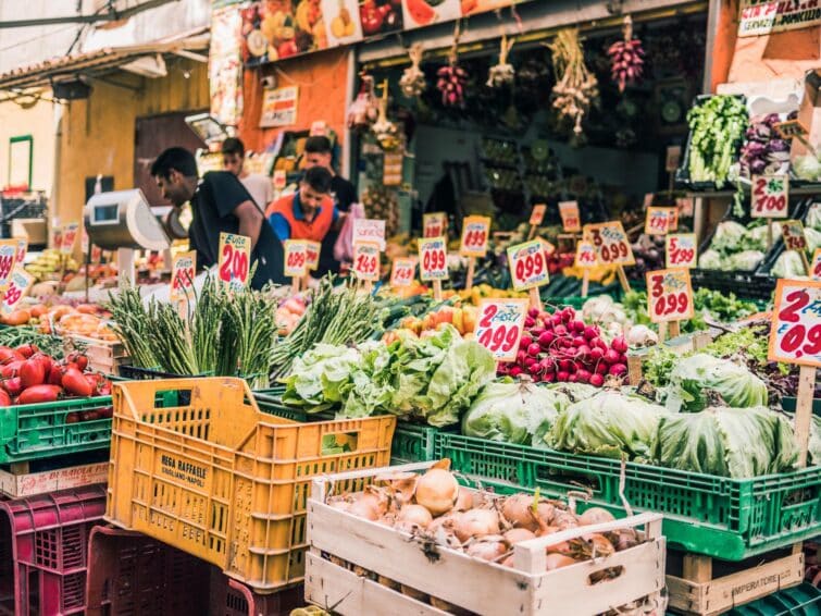 marché d'Antignano à Naples, Italie, avec des stands colorés et des visiteurs en train de faire leurs achats