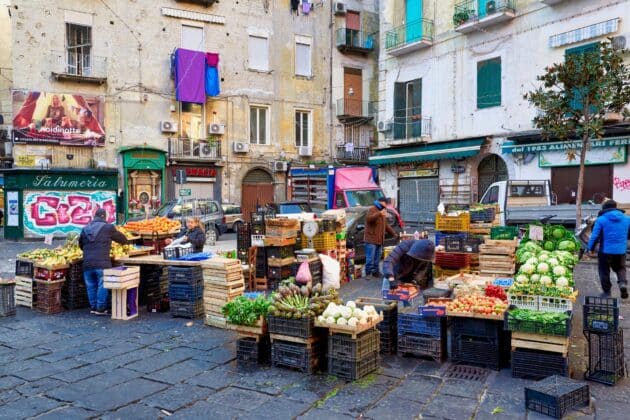 marché local Naples fruits légumes étals couleurs