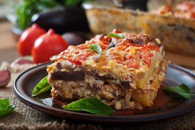 moussaka traditionnelle grecque dans un plat de cuisson