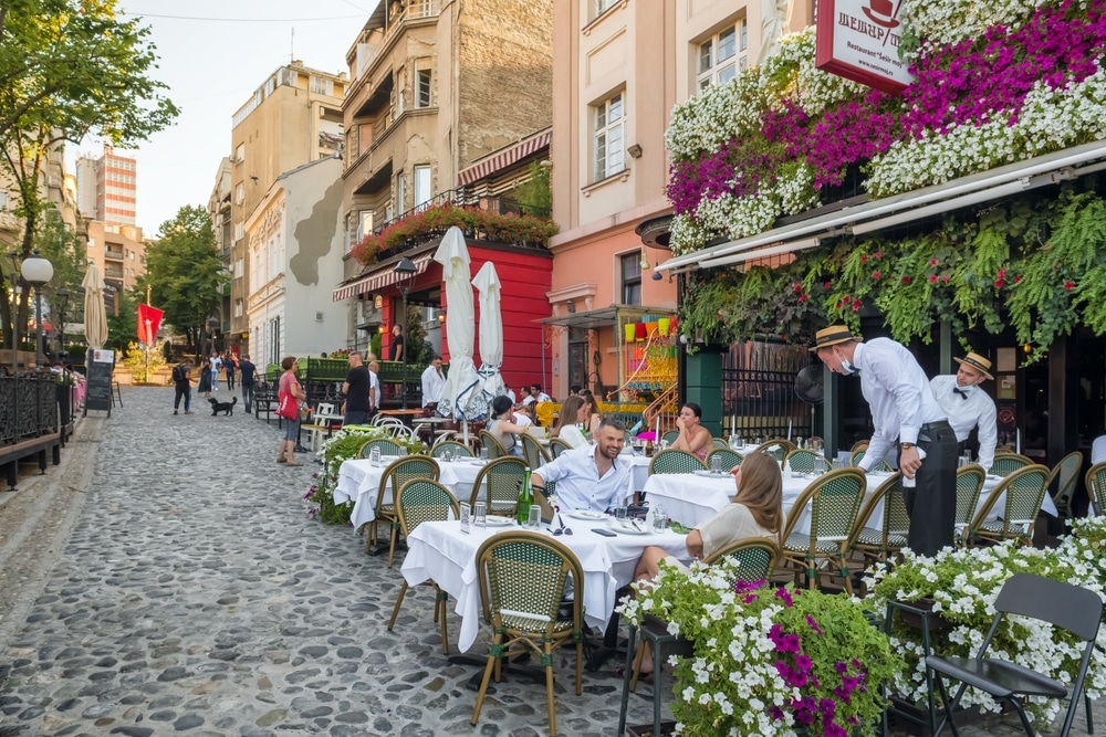 Restaurant en terrasse à Belgrade en Serbie