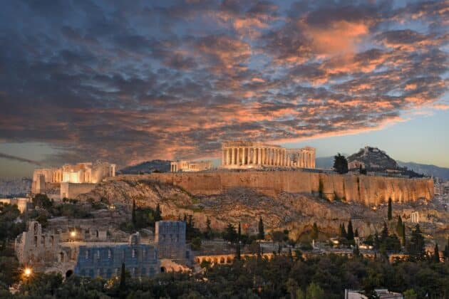 Acropole d'Athènes la nuit avec éclairage