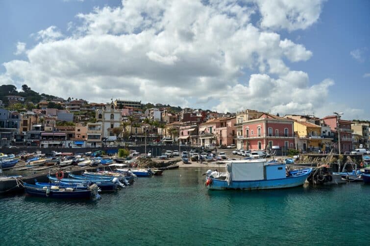 Bateaux de pêche au port d'Aci Castello