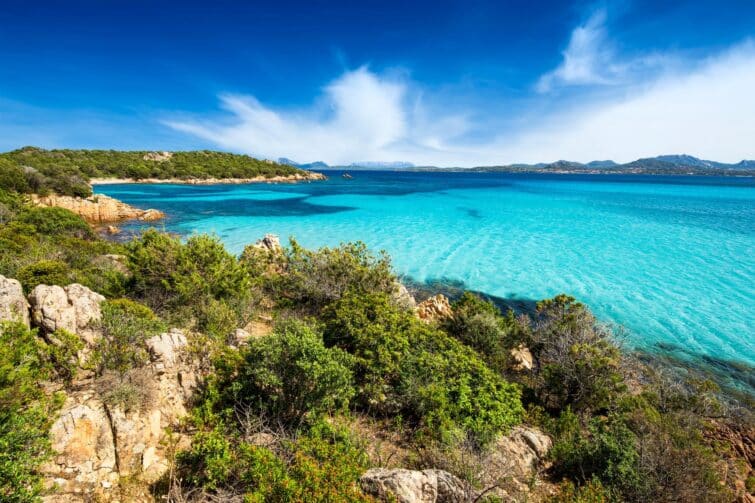 Belle plage turquoise à Olbia, Sardaigne