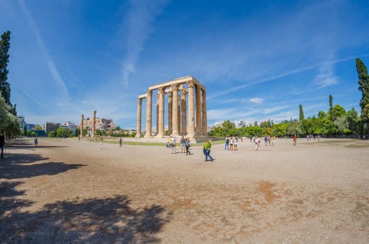 Colonnes du temple de Zeus Olympien à Athènes, Grèce, sous un ciel bleu