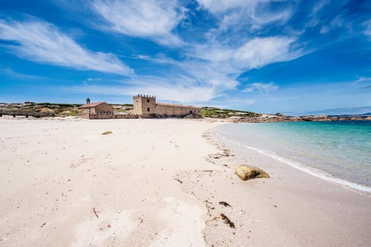 Église et vieille forteresse sur l'île de Sálvora, Espagne