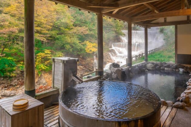 Nishiyama Onsen Keiunkan, le plus vieil hôtel du monde au Japon, offrant une expérience traditionnelle avec des bains thermaux onsen