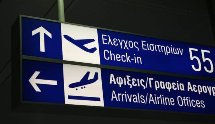 Panneau indicateur pour les guichets de contrôle à l'arrivée, Aéroport International d'Athènes