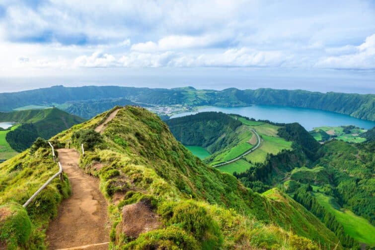 Paysage de montagne avec sentier de randonnée à São Miguel, Açores, Portugal