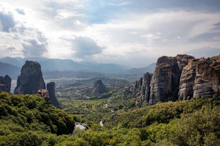 Paysage grec avec vue aérienne des montagnes près de Métores