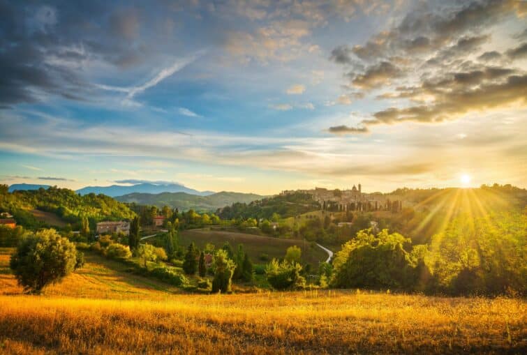 Paysage urbain et rural d'Urbino au coucher du soleil, site du patrimoine mondial de l'UNESCO, Marches, Italie