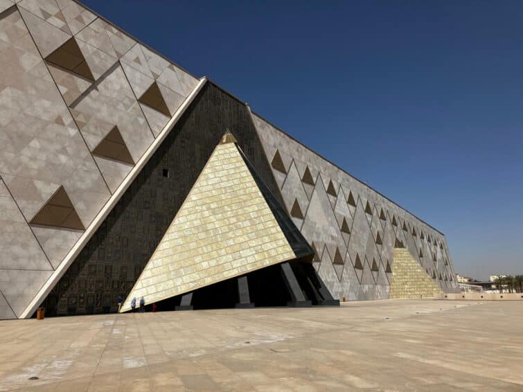 Photo du Grand Musée Égyptien au Caire, montrant l'architecture moderne et des expositions de l'ère pharaonique