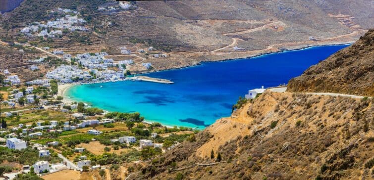 Plage d'Agia Anna sur l'île d'Amorgos en Grèce, célèbre pour son eau cristalline et ses liens cinématographiques