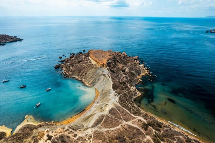 Plage de Ghajn Tuffieha à Malte, côte sauvage et préservée avec escaliers dans le roc