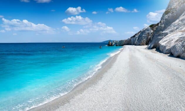 Plage de Lalaria à Skiathos avec falaises abruptes et eau turquoise