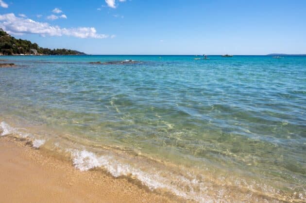 Plage de l'Estagnol à Bormes-les-Mimosas avec eau cristalline et sable fin entourée de nature méditerranéenne