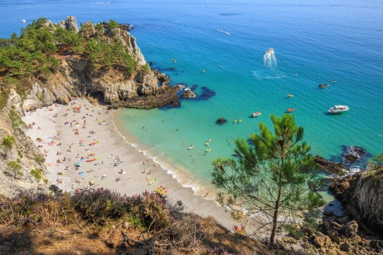 Plage de l'Île Vierge en Bretagne avec eaux cristallines et rochers