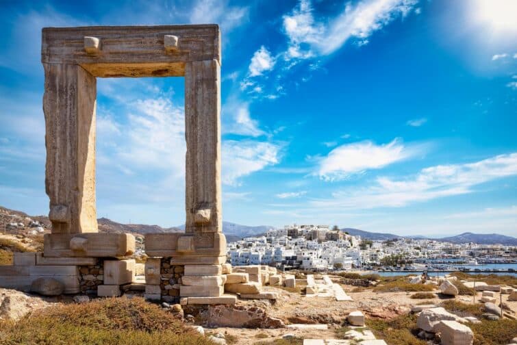 Porte de l'Antiquité, Portara sur l'île de Naxos en Grèce, vue au coucher du soleil