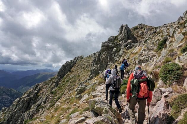 Randonneurs sur le GR20 en Corse, traversant des terrains rocailleux et techniques