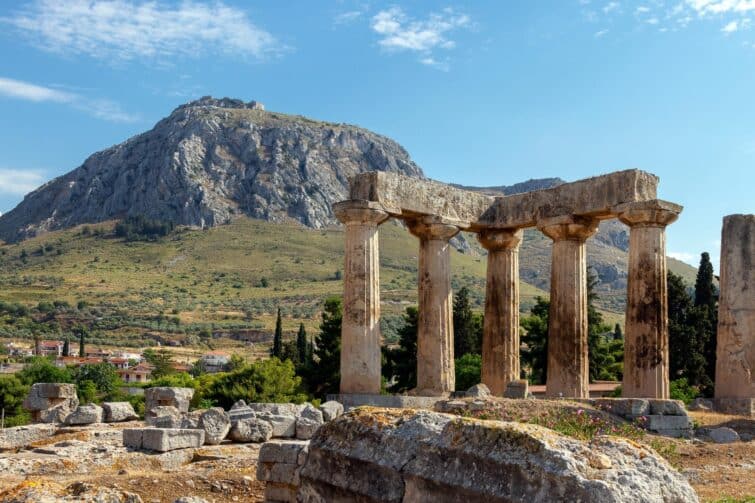 Temple d'Apollon à l'ancienne Corinthe, Grèce, montrant les colonnes doriques et le ciel bleu